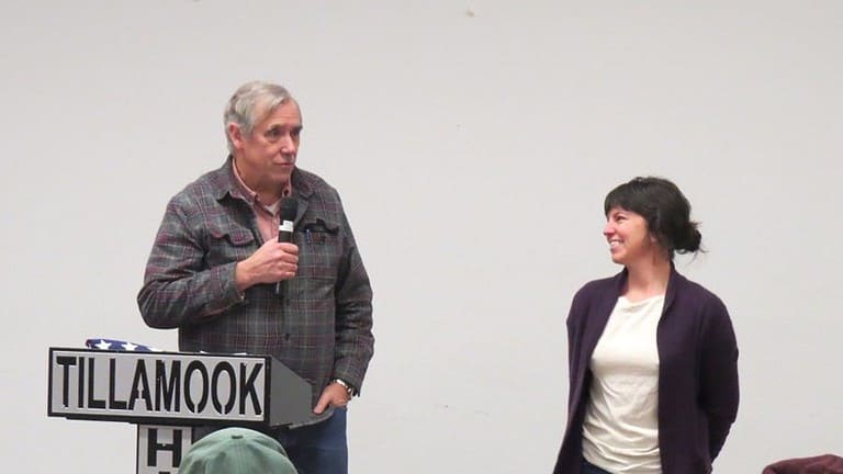 Heart Of Cartm Accepts Award From Us Senator Jeff Merkley